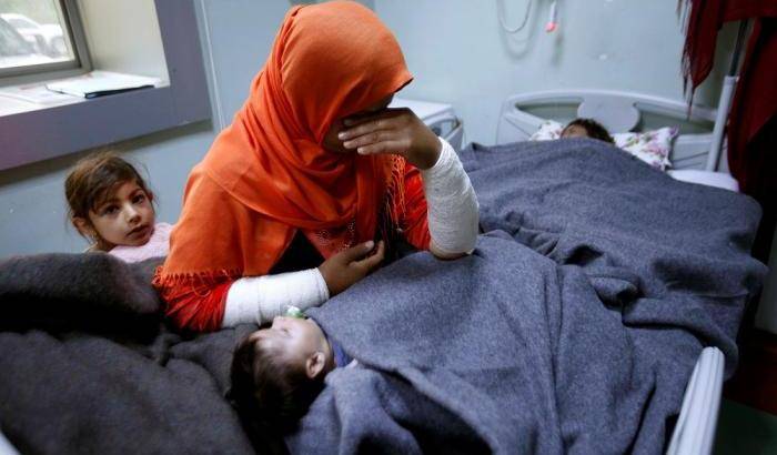 Mamma assiste la figlia in gravi condizioni dopo l’esposizione ad armi chimiche (REUTERS/Azad Lashkari)