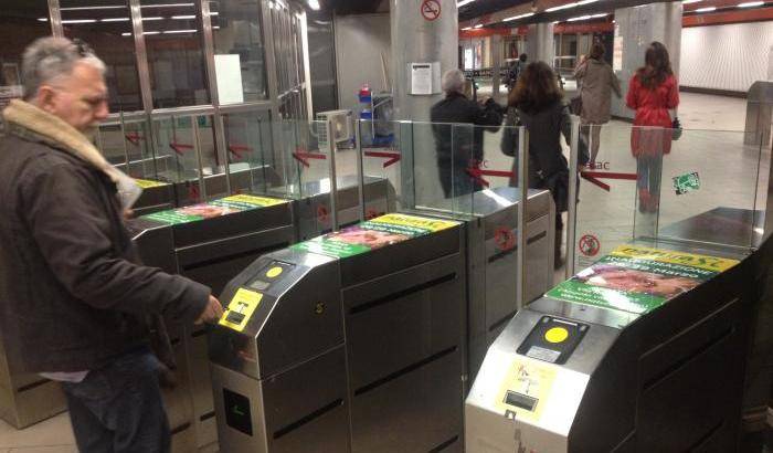 Roma, il biglietto metro si timbrerà anche in uscita: nuovi tornelli anti portoghesi