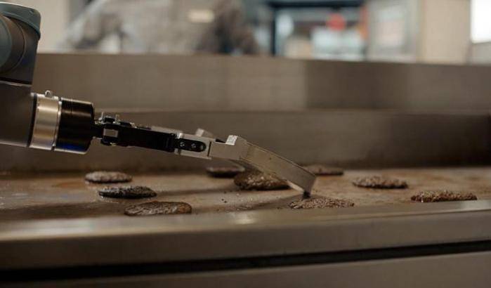 In California assunto il primo cuoco-robot in un fast food