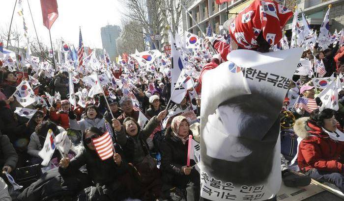 La Park rimossa da presidente della Corea del Sud: due morti negli scontri