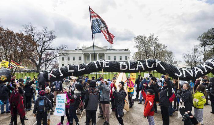 I Sioux marciano davanti alla Casa Bianca: continuiamo la protesta