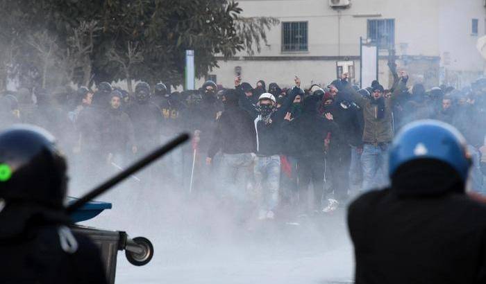 Napoli, sassi e molotov: gli agenti rispondono caricando i manifestanti