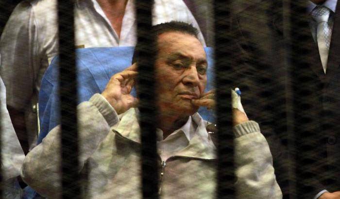 034F8F-mubarak-durante-uno-dei-suoi-processi Mubarak durante uno dei suoi processi