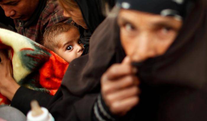 La bimba salvata dall'Isis per andare incontro a nuove miserie