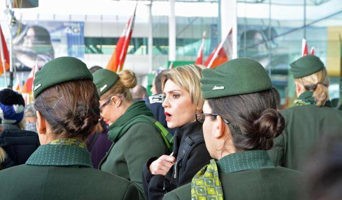 Alitalia annuncia 2000 esuberi, sindacati: sciopero il 5 aprile