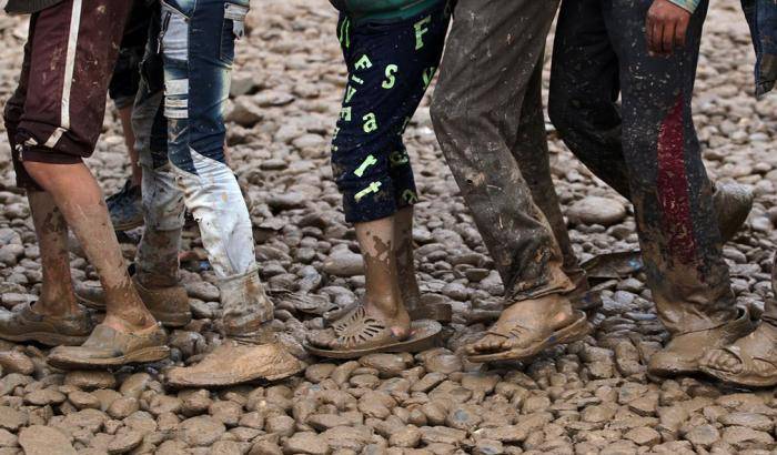 La fuga dei bimbi di Mosul: scarpe rotte e pur bisogna andar