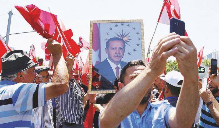Manifestanti inneggiano Erdogan