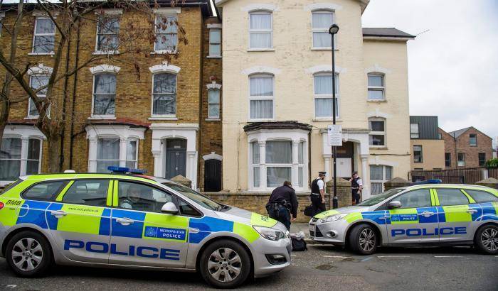 Uccide a martellate un bimbo di un anno: killer in fuga a Londra