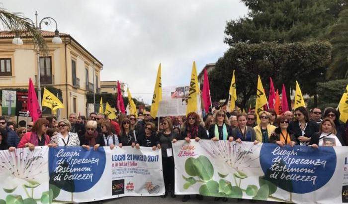 Locri, in 25 mila al corteo contro le mafie. Don Ciotti: oggi siamo tutti sbirri