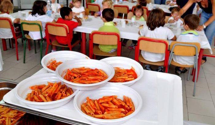 Chi più mangia vince! Bufera su una mensa scolastica: si temono disturbi alimentari