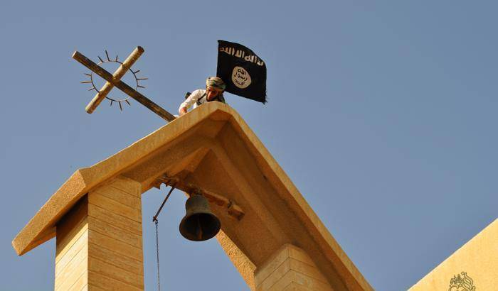 Morte per chi bestemmia, sui muri di una chiesa le 14 "regole di comportamento" Isis