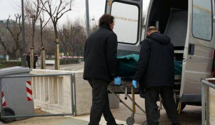 Un cadavere in una valigia al porto di Rimini: si tratta di una donna