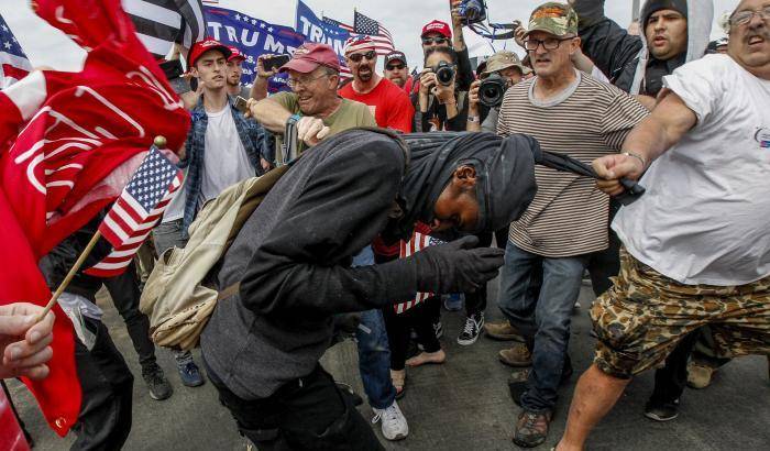 California, scontri a colpi di spray urticante tra manifestanti pro e anti Trump