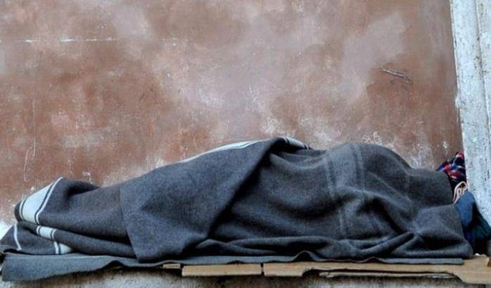 Viaggio tra gli "invisibili" che vivono nei vagoni abbandonati