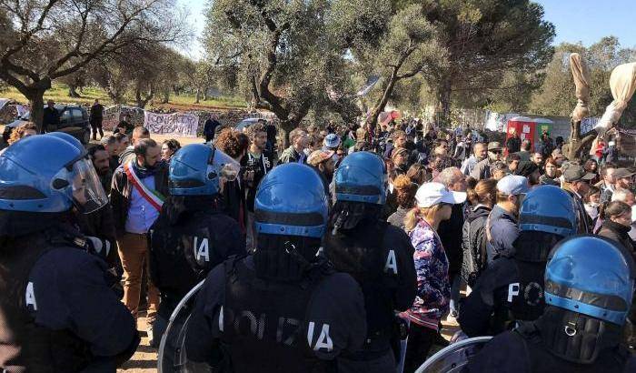 La protesta No Tap non si ferma a Melendugno: tensioni con la polizia