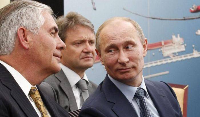 Tillerson con il suo buon amico Putin in una immagine precedente alla vittoria di Trump