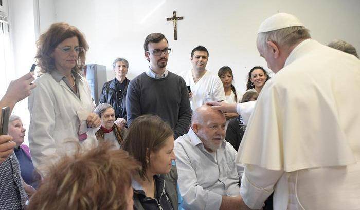 Papa Francesco visita a sorpresa un centro per non vedenti