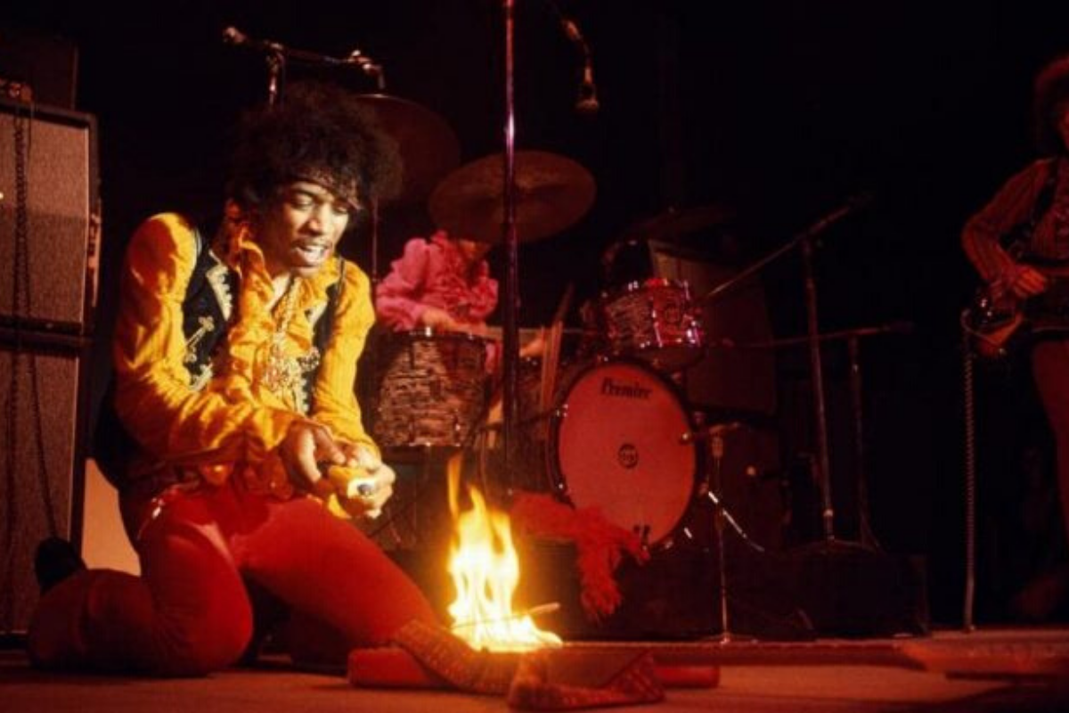 Jimi Hendrix il 31 marzo di 56 anni fa bruciò la chitarra sul palco: il racconto di quel gesto