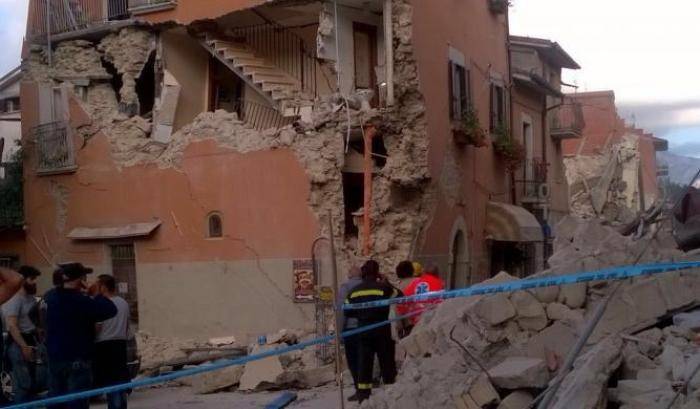 Ci avete abbandonati: in piazza la rabbia dei terremotati