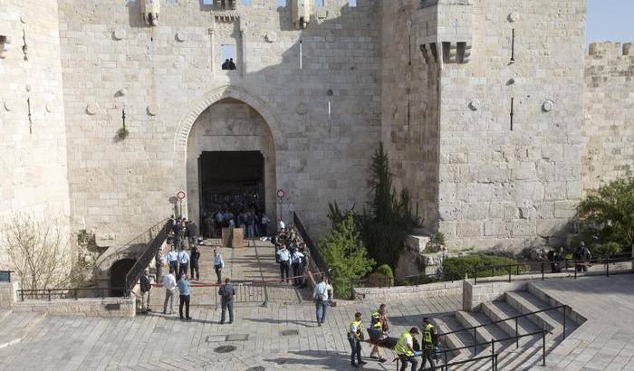 Gerusalemme, tre persone accoltellate nella Città vecchia: ucciso l’attentatore