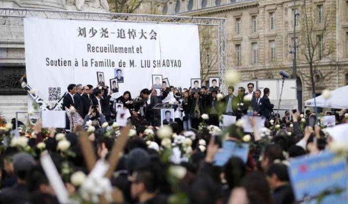 La manifestazione a Parigi per Liu Shaoyao