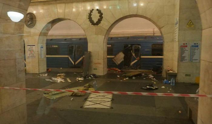 San Pietroburgo, esplosione nella metro