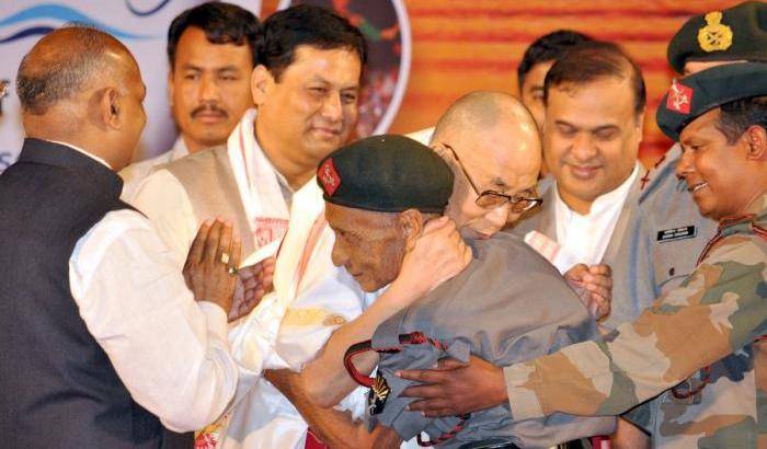Il Dalai Lama ritrova dopo 58 anni il militare che lo aiutò a fuggire dalla Cina