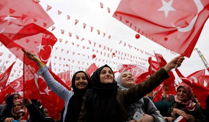 Donne in Turchia inneggiano a Erdogan