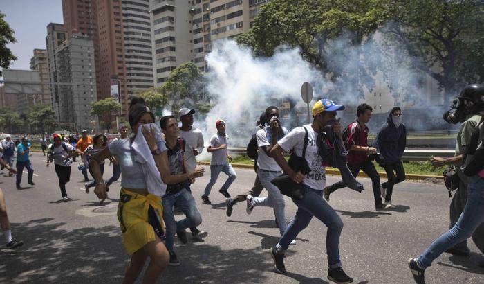 Venezuela, spari al corteo contro i manifestanti dell’opposizione