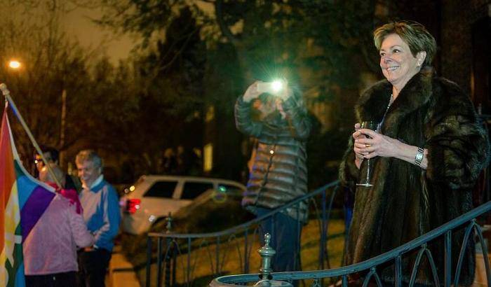Gli ambientalisti protestano, lei con pelliccia e vino: la vicina di Ivanka fa il giro del web