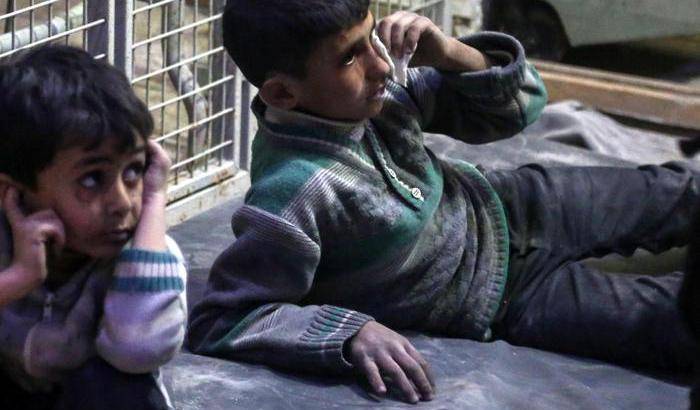 Siria, bambini dopo l'attacco chimico