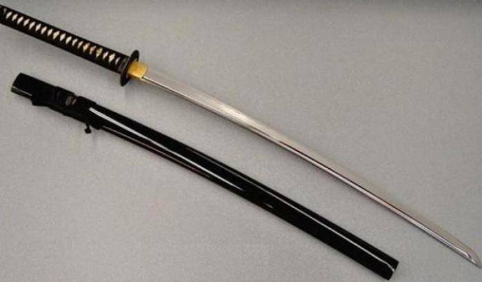 Irrompe in un ospedale con una spada katana e ferisce due infermieri: arrestato