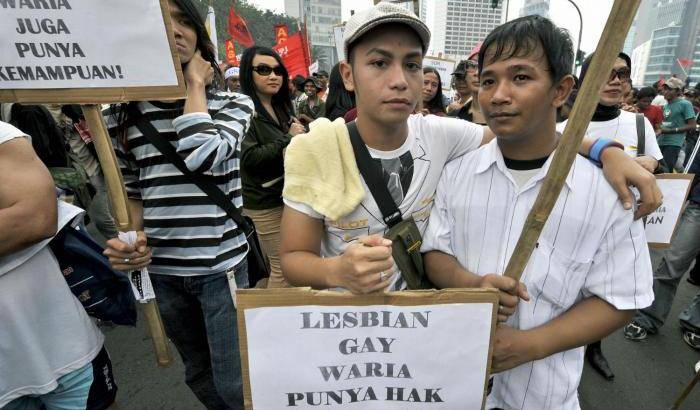 Coppia gay in Indonesia: rischiano 100 frustate per punizione