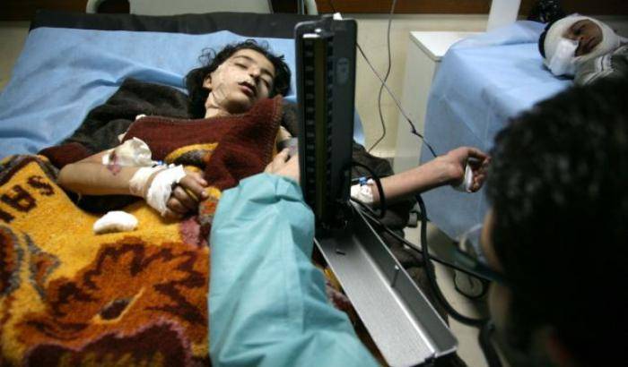 Una bambina ferita dalle bombe in Siria