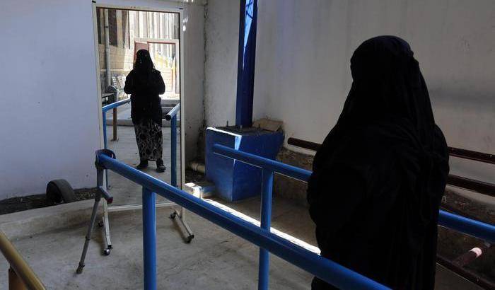 Rifiuta il burqa: marocchina presa a calci e sequestrata dal marito