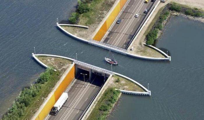 Olanda, quel ponte al contrario che ricorda le distorsioni di Escher