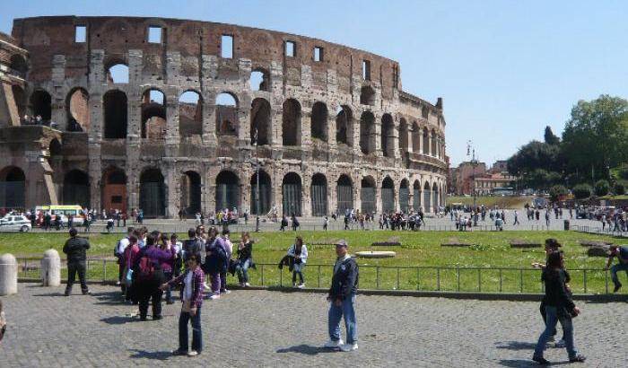 Turista vandalo incide i nomi dei familiari su un pilastro del Colosseo