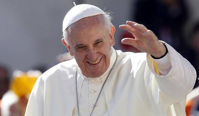 Papa Francesco ai fedeli: l'amore è il motore della vita