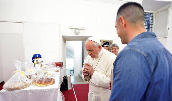 Papa Francesco: il rito della lavanda dei piedi non è folclore