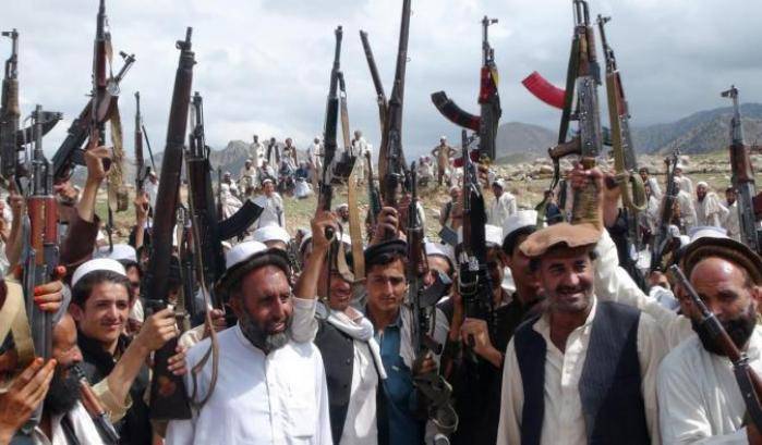 Miliziani di un villaggio afghano che combattono i talebani