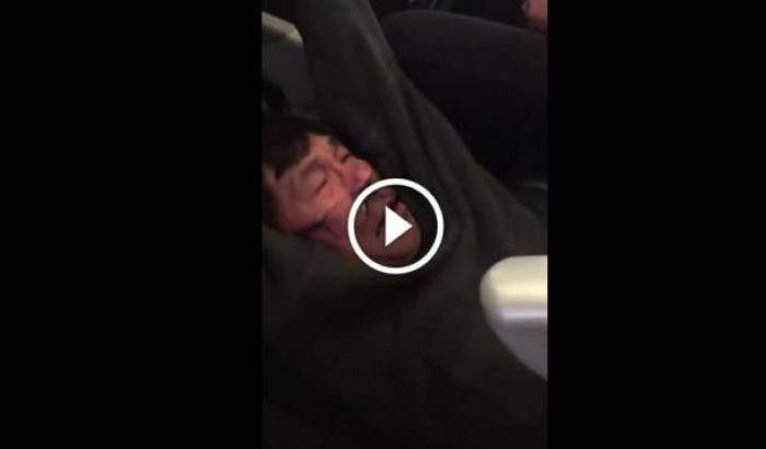 Passeggero malmenato dalla United Airlines: ha una commozione cerebrale e il naso rotto