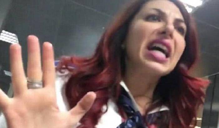 Fermata all'aeroporto musulmana che rifiuta di togliersi il velo: "Io discriminata"