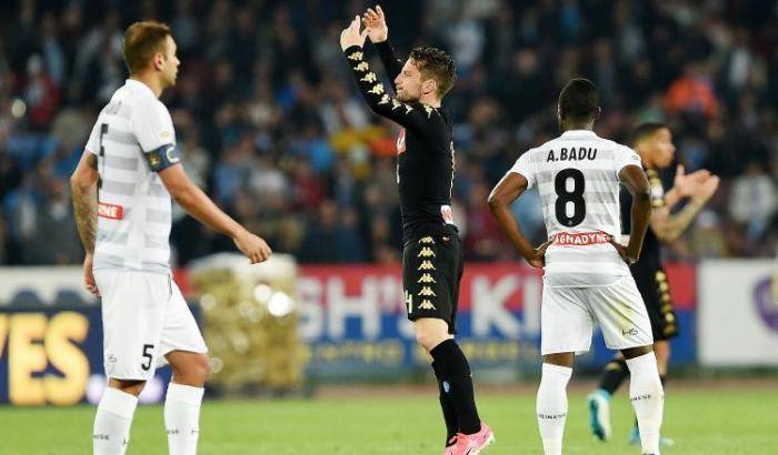 Il Napoli si sbarazza dell'Udinese e si porta a meno due dalla Roma