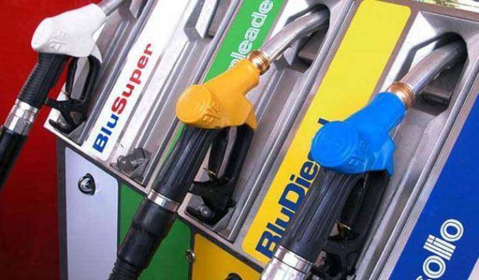 Stangata pasquale sui carburanti: lievita il prezzo di benzina e gasolio