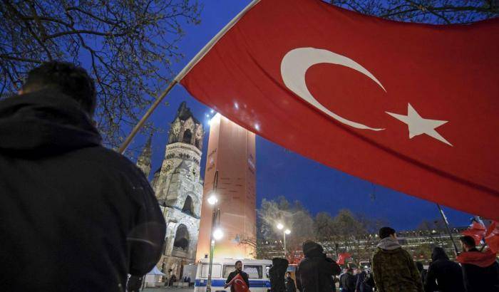 Sostenitori di Erdogan esultano dopo la vittoria al referendum