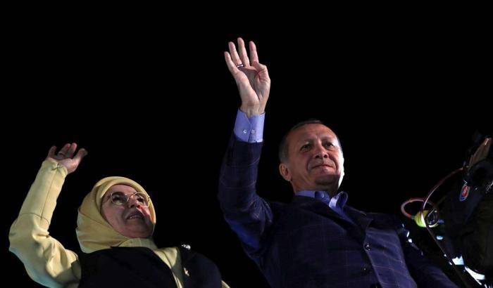 Erdogan diventa Sultano tra le accuse di brogli: Turchia divisa in due