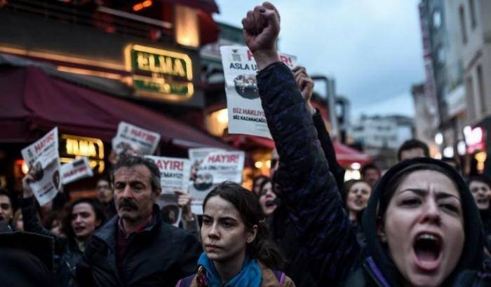 Fianco a fianco contro il fascismo: Istanbul scende in piazza contro il Sultano