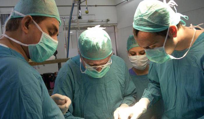 Due medici litigano in sala operatoria: la nascitura muore a causa del ritardo