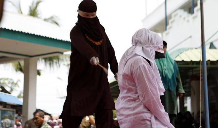 Una donna frustata a Banda Aceh in Indonesia