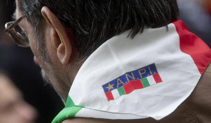 Mettiamoci tutti il fazzoletto tricolore dei partigiani, perché il vento fischia ancora